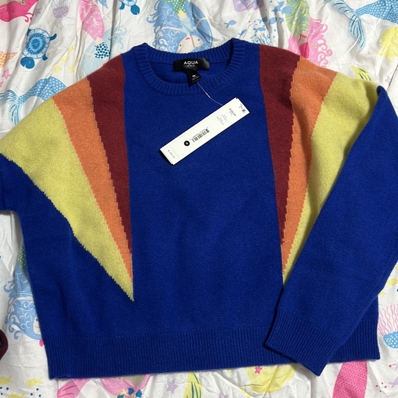 Aqua 100% Cash­mere Col­or­block Pan­el Crew­neck worn by Al­ice Bax­ter - Picture 4 of 6